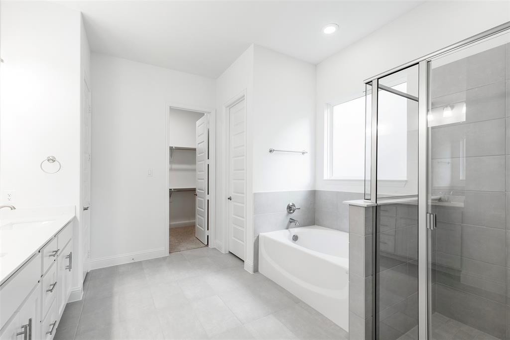 3207 Malcolm Road Melissa, TX 75454 - Photo 23 of 40 a bathroom with a bathtub and a sink