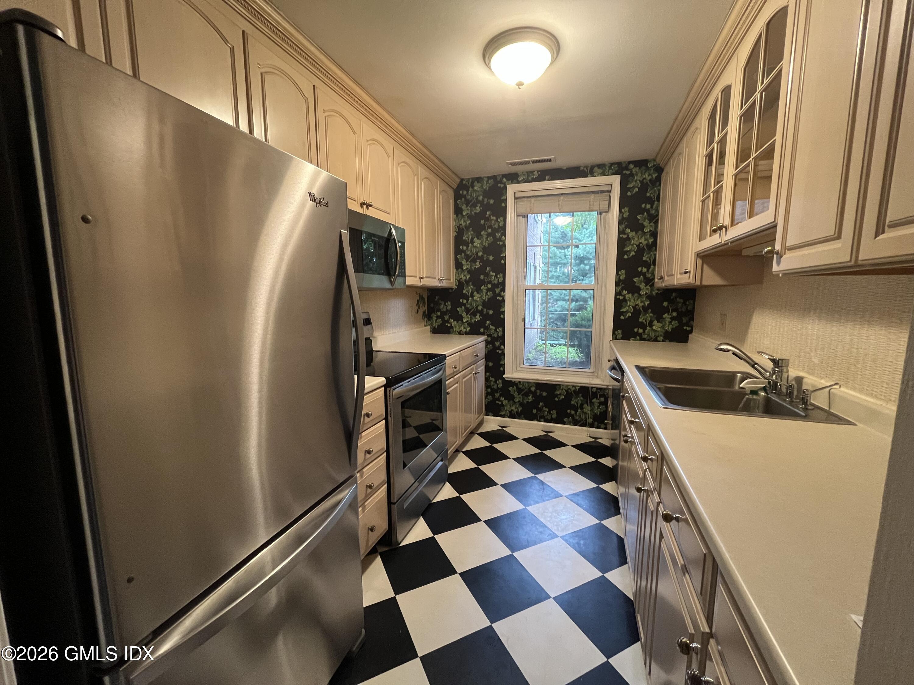 140 Field Point Road, Unit 10 Greenwich, CT 06830 - Photo 6 of 13 IMG_4124