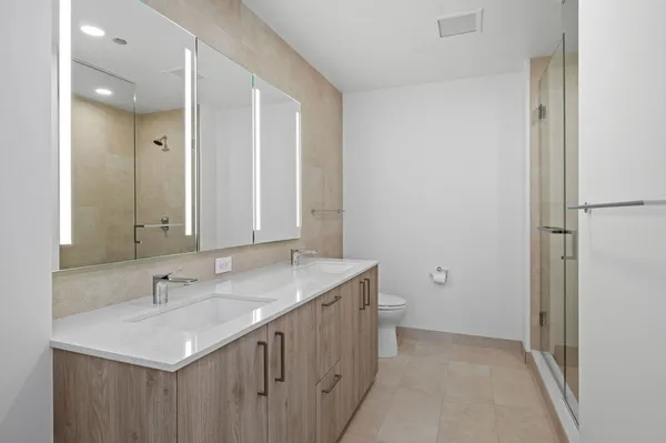 $6,250 | 211 North Harbor Drive, Unit 1401, Chicago, IL 60601