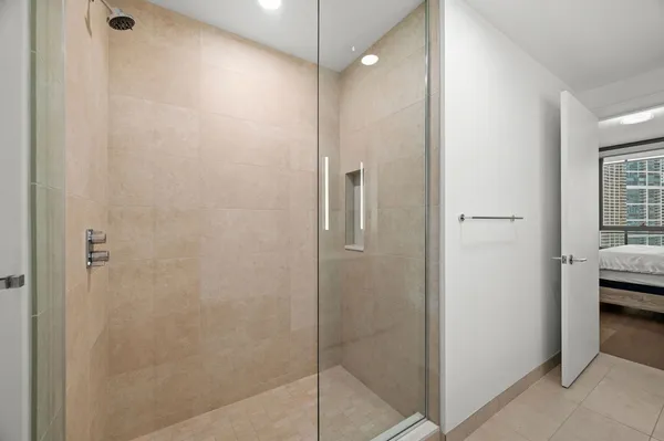 $6,250 | 211 North Harbor Drive, Unit 1401, Chicago, IL 60601