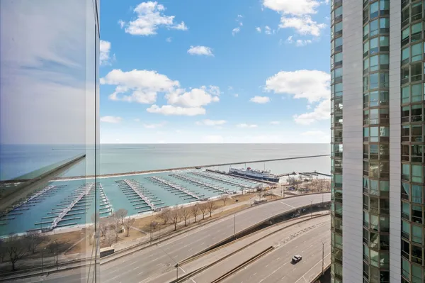 $6,250 | 211 North Harbor Drive, Unit 1401, Chicago, IL 60601