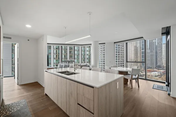$6,250 | 211 North Harbor Drive, Unit 1401, Chicago, IL 60601