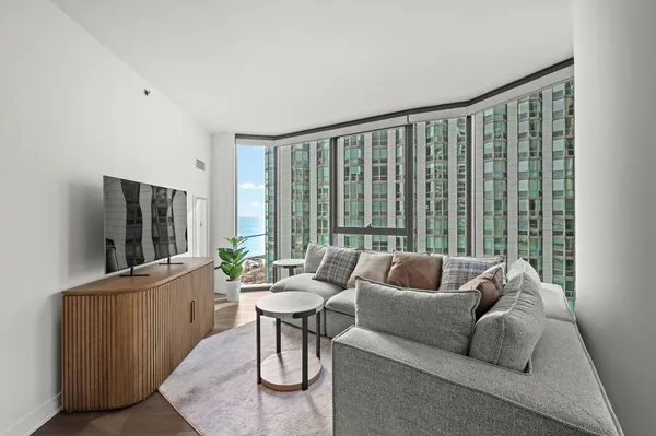 $6,250 | 211 North Harbor Drive, Unit 1401, Chicago, IL 60601