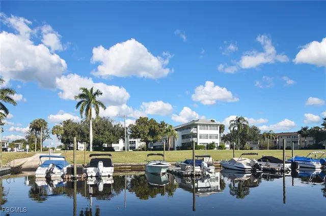 a group of lawn chairs sitting under a large yard