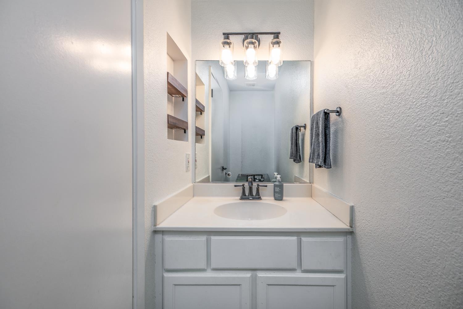 581 Lincoln Avenue, Unit B Modesto, CA 95354 - Photo 4 of 24