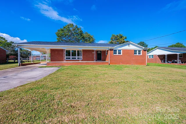 a view of a house with a yard