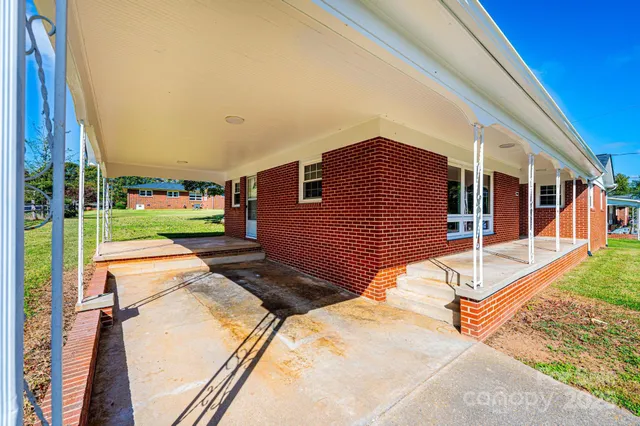 a view of an house with backyard and a garden