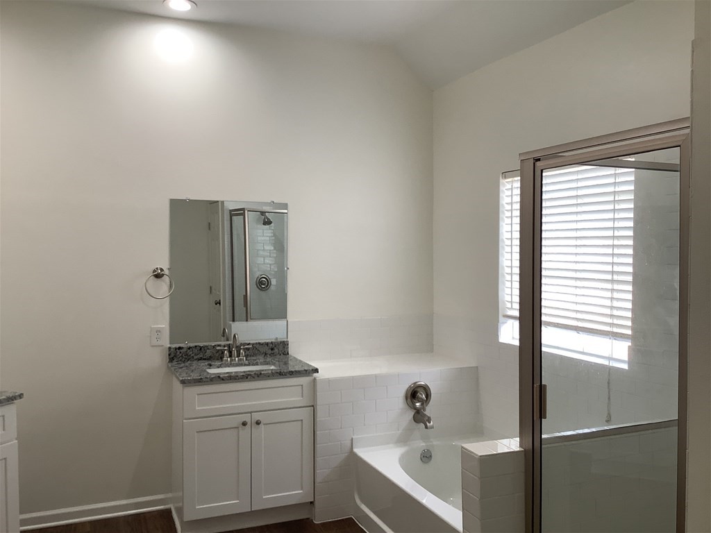 1601 Oak Pl Court Pearland, TX 77581 - Photo 11 of 21 a bathroom with a bathtub sink vanity and mirror