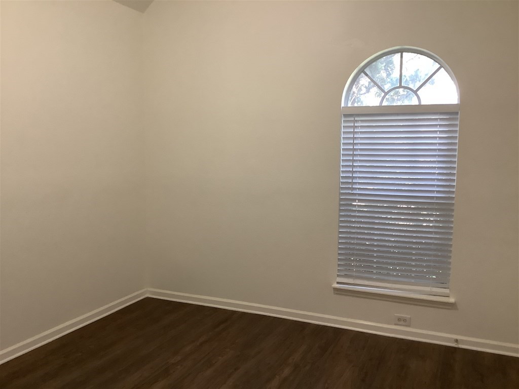 1601 Oak Pl Court Pearland, TX 77581 - Photo 16 of 21 an empty room with a window