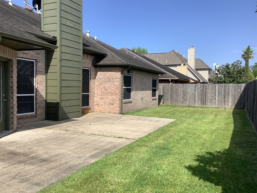 1601 Oak Pl Court Pearland, TX 77581 - Photo 21 of 21 a front view of a house with a yard