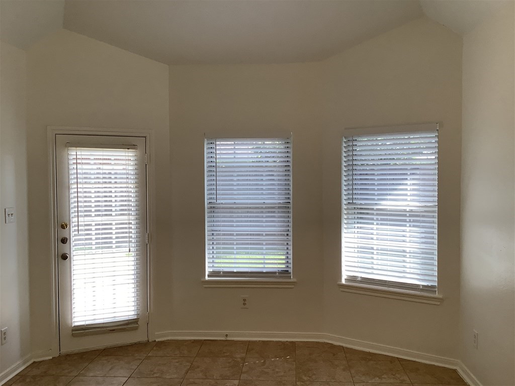 1601 Oak Pl Court Pearland, TX 77581 - Photo 7 of 21 an empty room with two windows