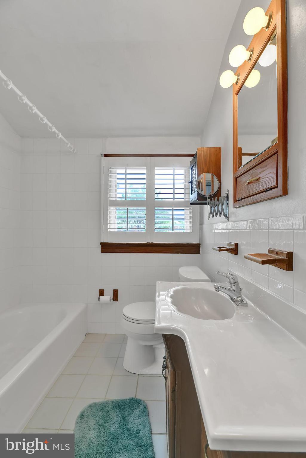 2732 Moorgate Road Baltimore, MD 21222 - Photo 19 of 28 Bathroom