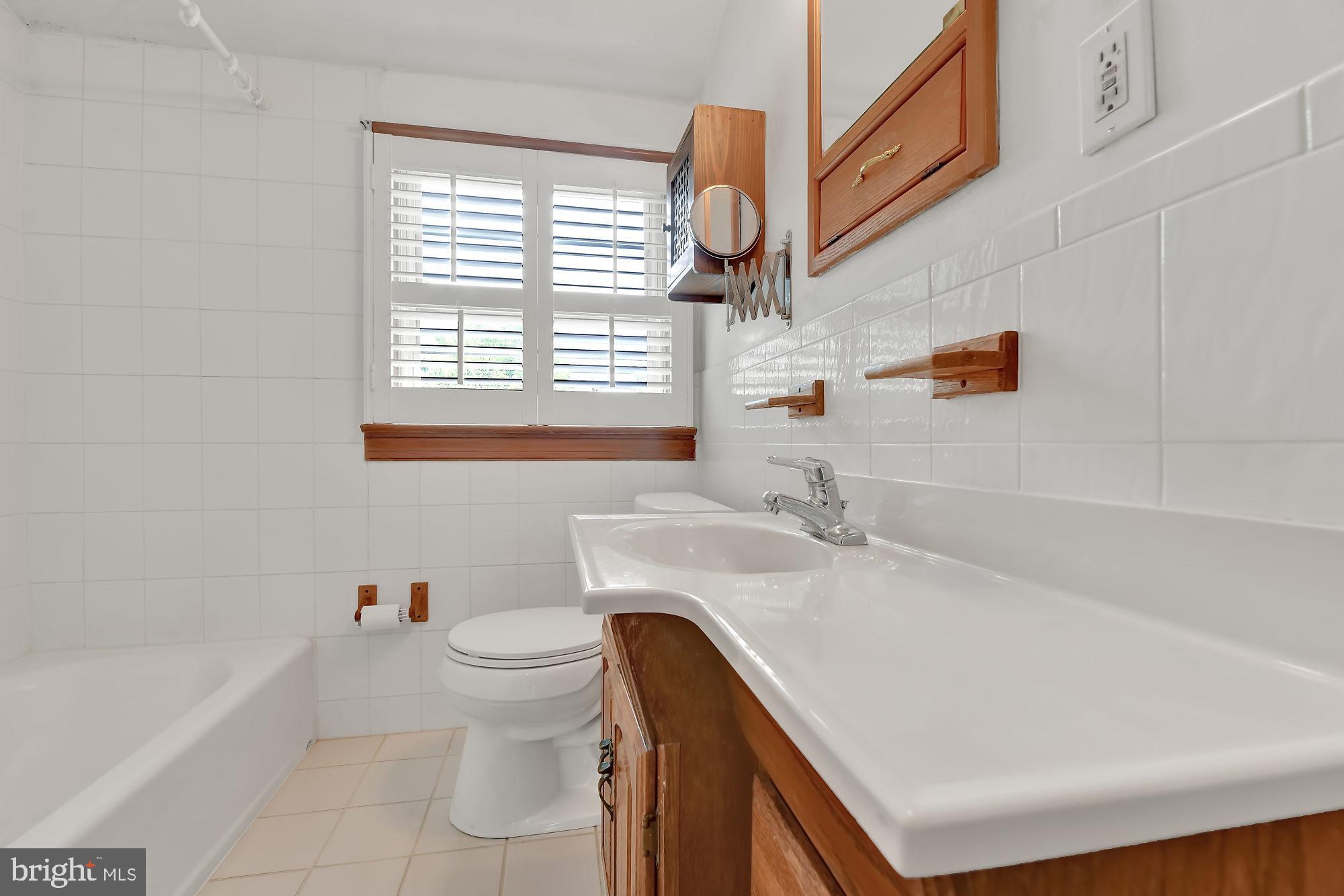 2732 Moorgate Road Baltimore, MD 21222 - Photo 20 of 28 Bathroom