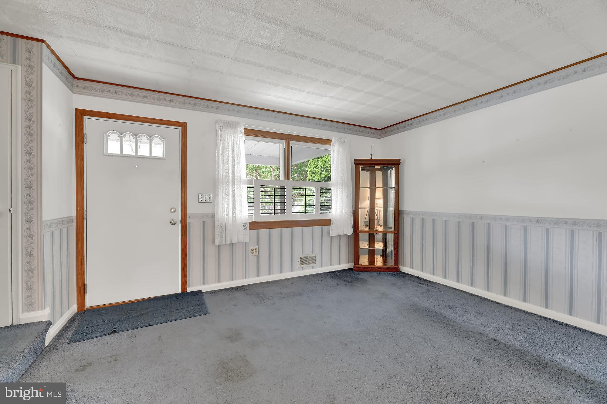 2732 Moorgate Road Baltimore, MD 21222 - Photo 8 of 28 Living Room / Entryway