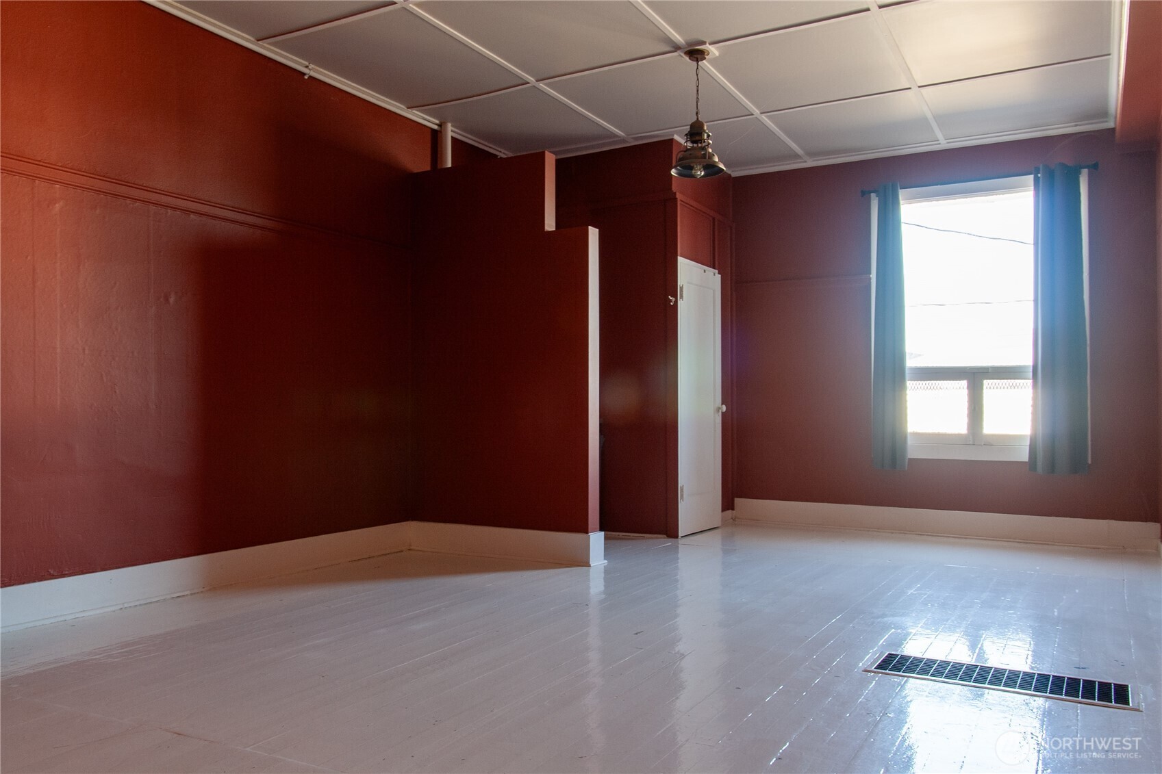 45 East Main Street Walla Walla, WA 99362 - Photo 13 of 17 an empty room with windows