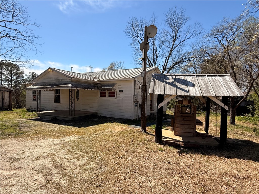 140 Davis Hill Road West Union, SC 29696 - Photo 2 of 12 This charming home features a classic porch and a rustic well house, adding character to the yard.