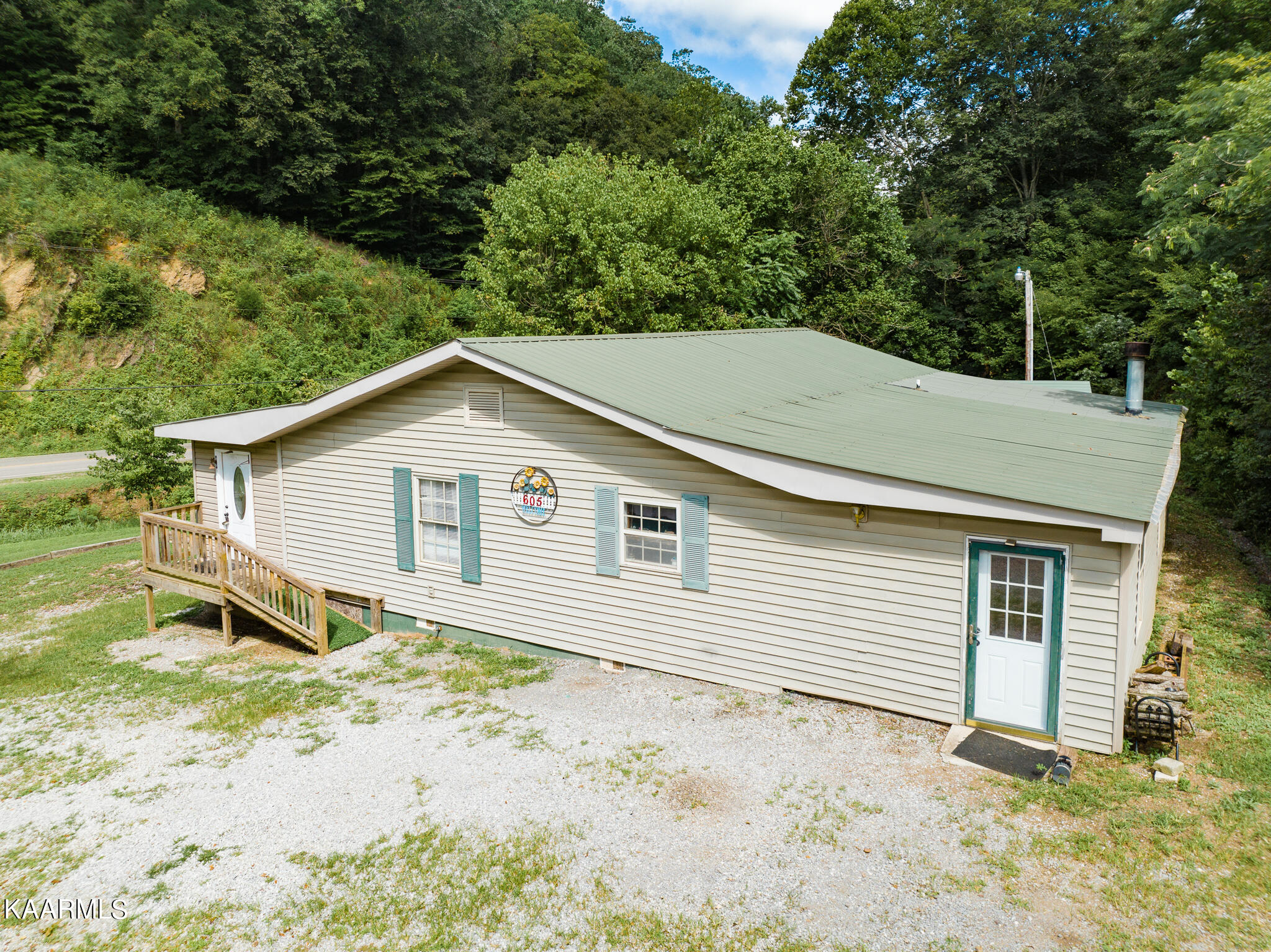 605 Yarnell Road Clinton, TN 37716 - Photo 3 of 32 605 Yarnell Rd-33