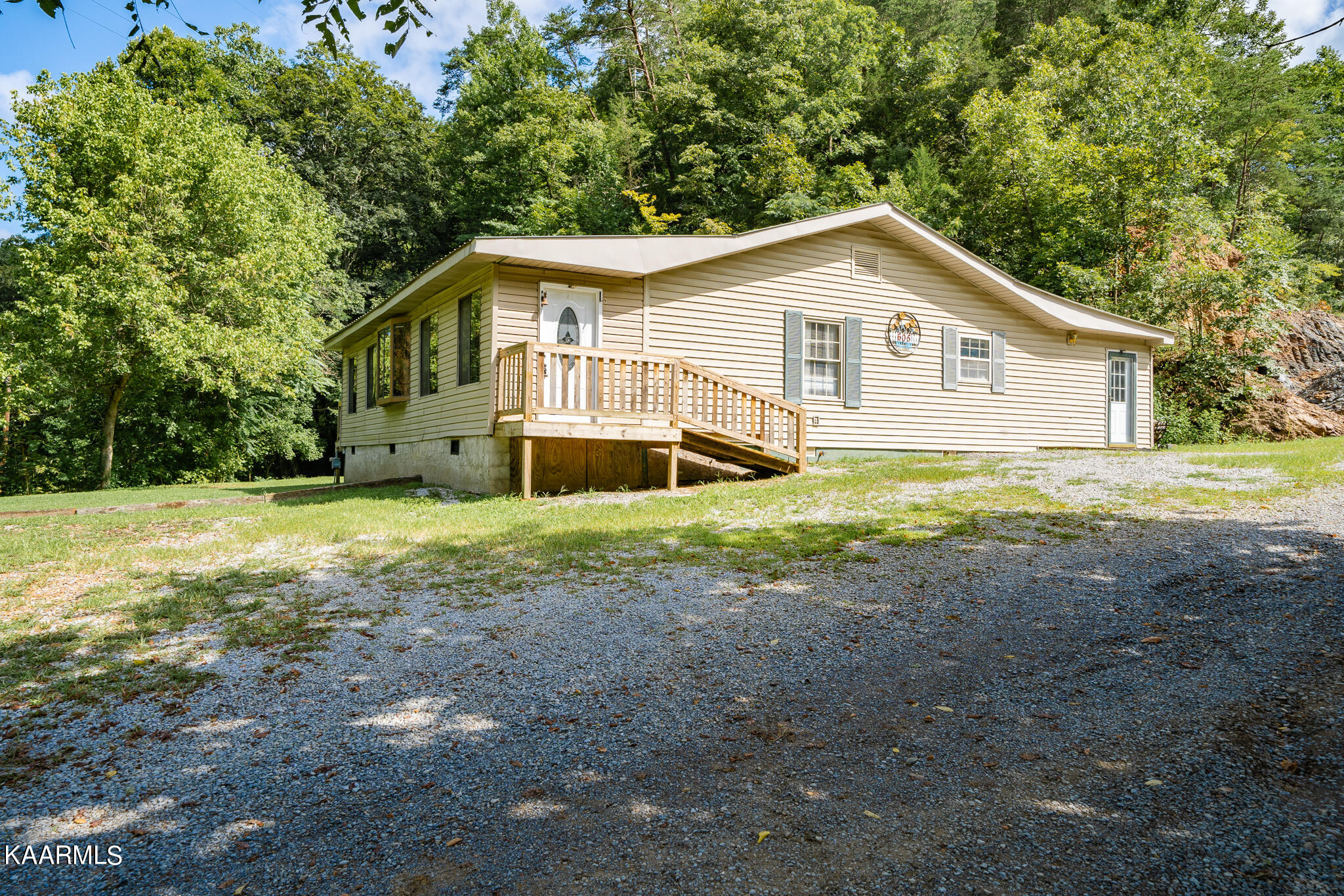 605 Yarnell Road Clinton, TN 37716 - Photo 8 of 32 605 Yarnell Rd-23