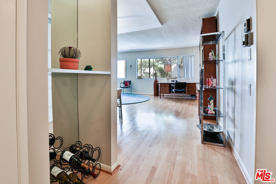 1015 North Kings Road, Unit 309 West Hollywood, CA 90069 - Photo 2 of 36