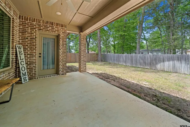 a view of a indoor backyard
