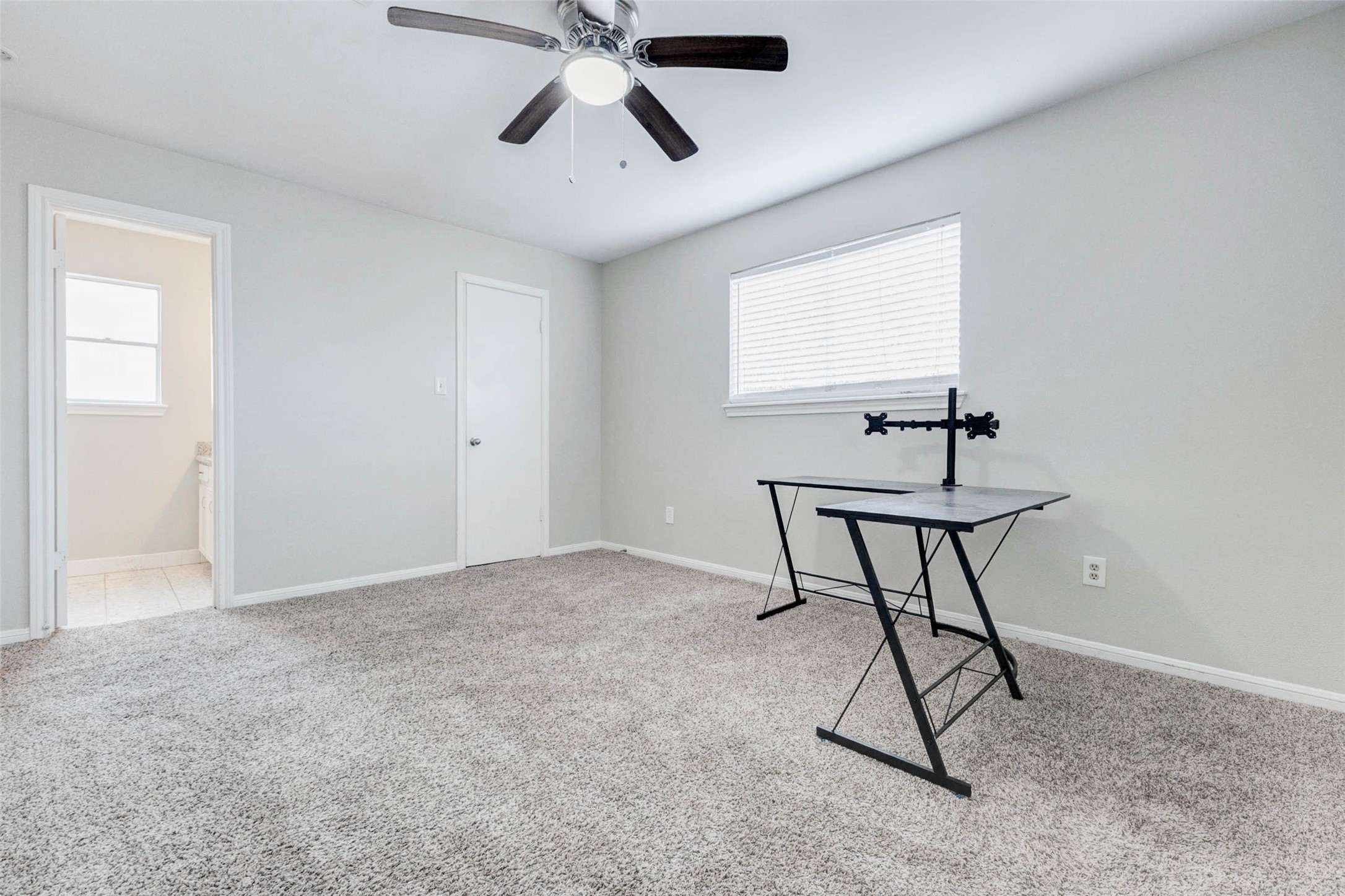 1622 Elk River Road Houston, TX 77090 - Photo 27 of 40 a workspace room with furniture and window