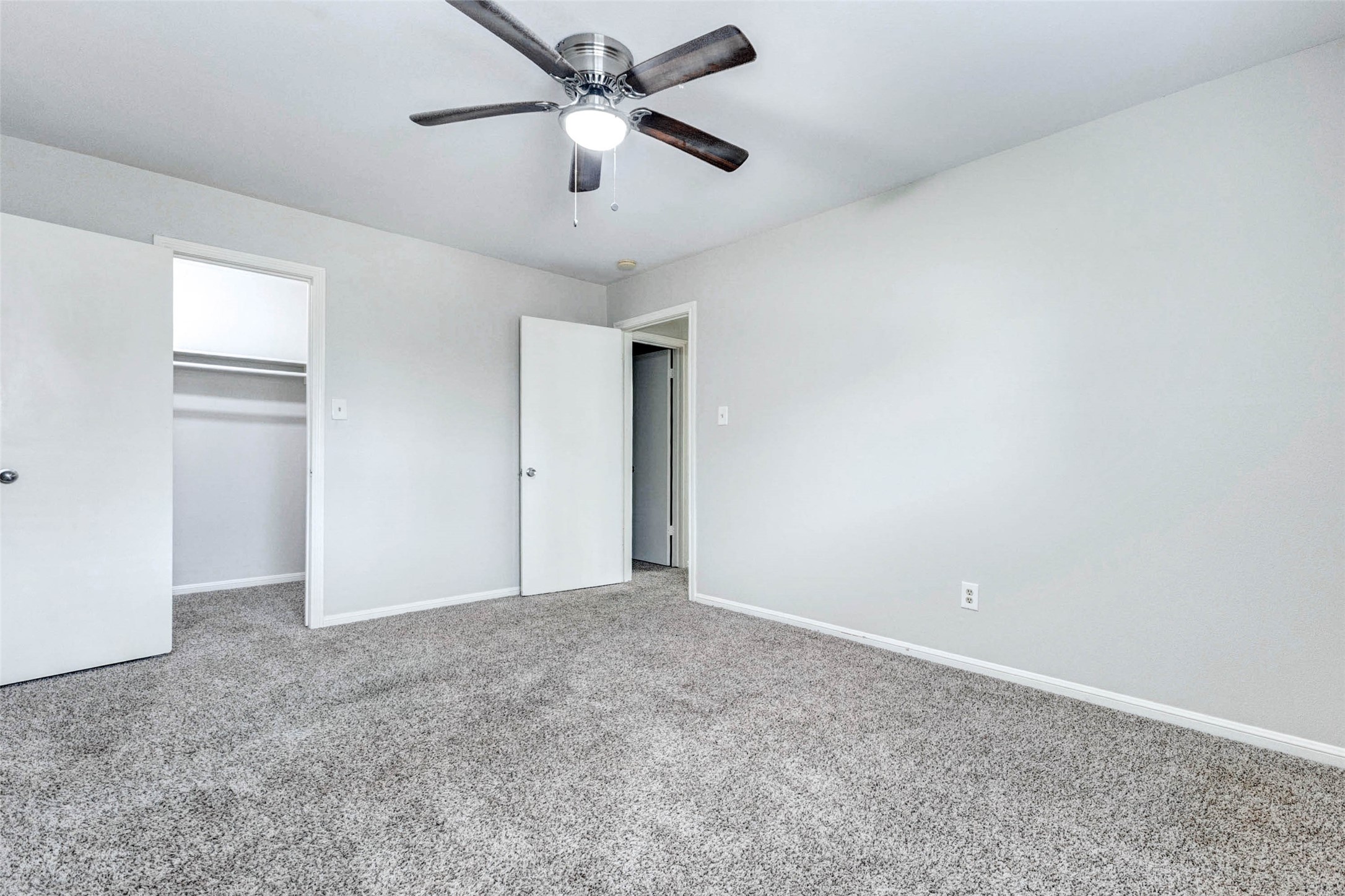 1622 Elk River Road Houston, TX 77090 - Photo 34 of 40 an empty room with closet and a chandelier fan