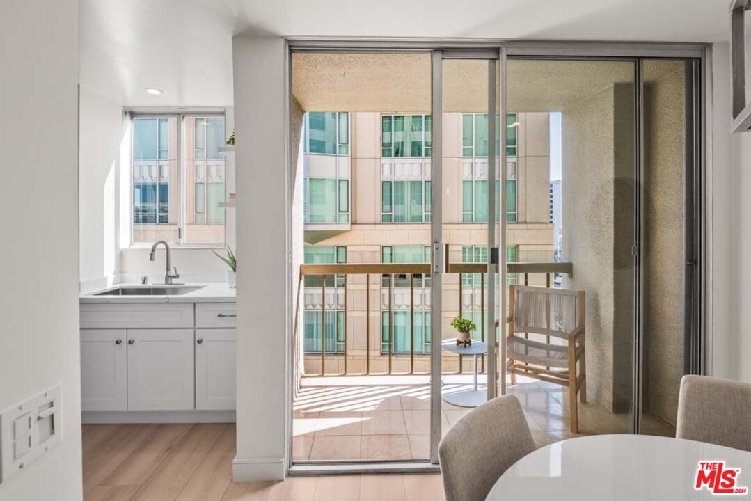 10747 Wilshire Boulevard, Unit 806 Los Angeles, CA 90024 - Photo 14 of 34