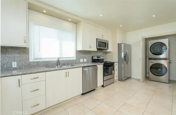 $4,400 | 2111 North Verdugo Road, Glendale, CA 91208