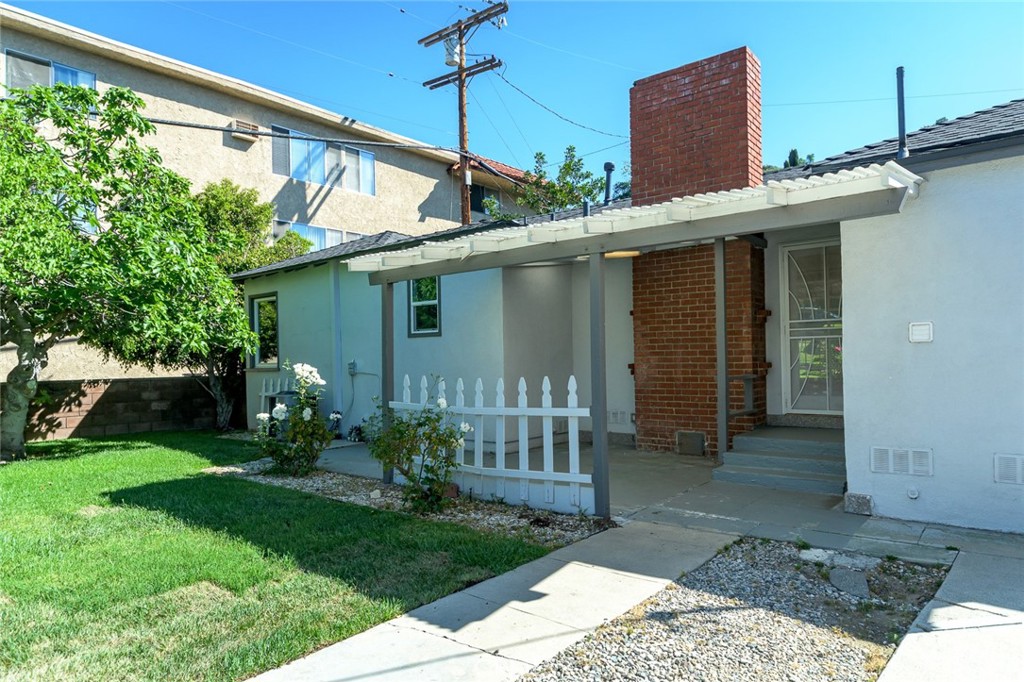 2111 North Verdugo Road Glendale, CA 91208 - Photo 43 of 53 a front view of a house with garden