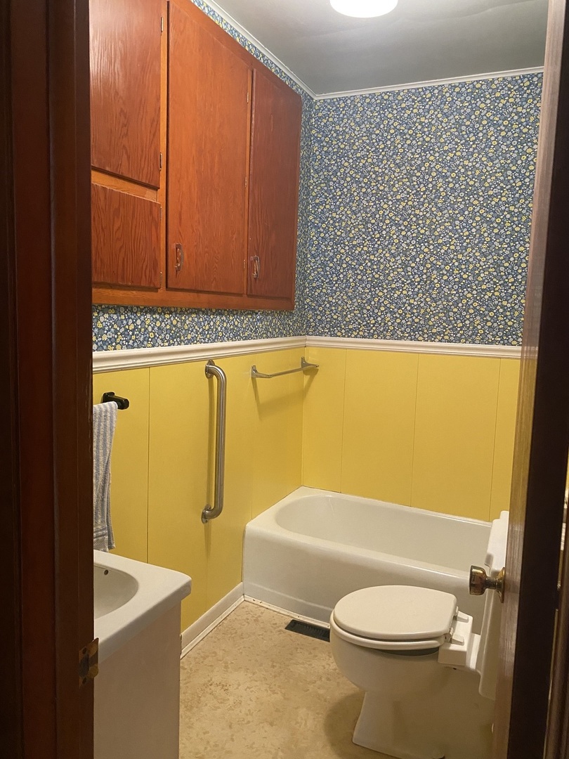 29217 Old Chicago Road La Moille, IL 61330 - Photo 22 of 34 a bathroom with a toilet a sink and a bathtub