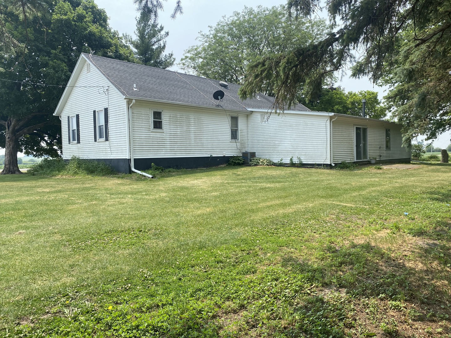 29217 Old Chicago Road La Moille, IL 61330 - Photo 4 of 34 a view of a backyard with a garden and entertaining space
