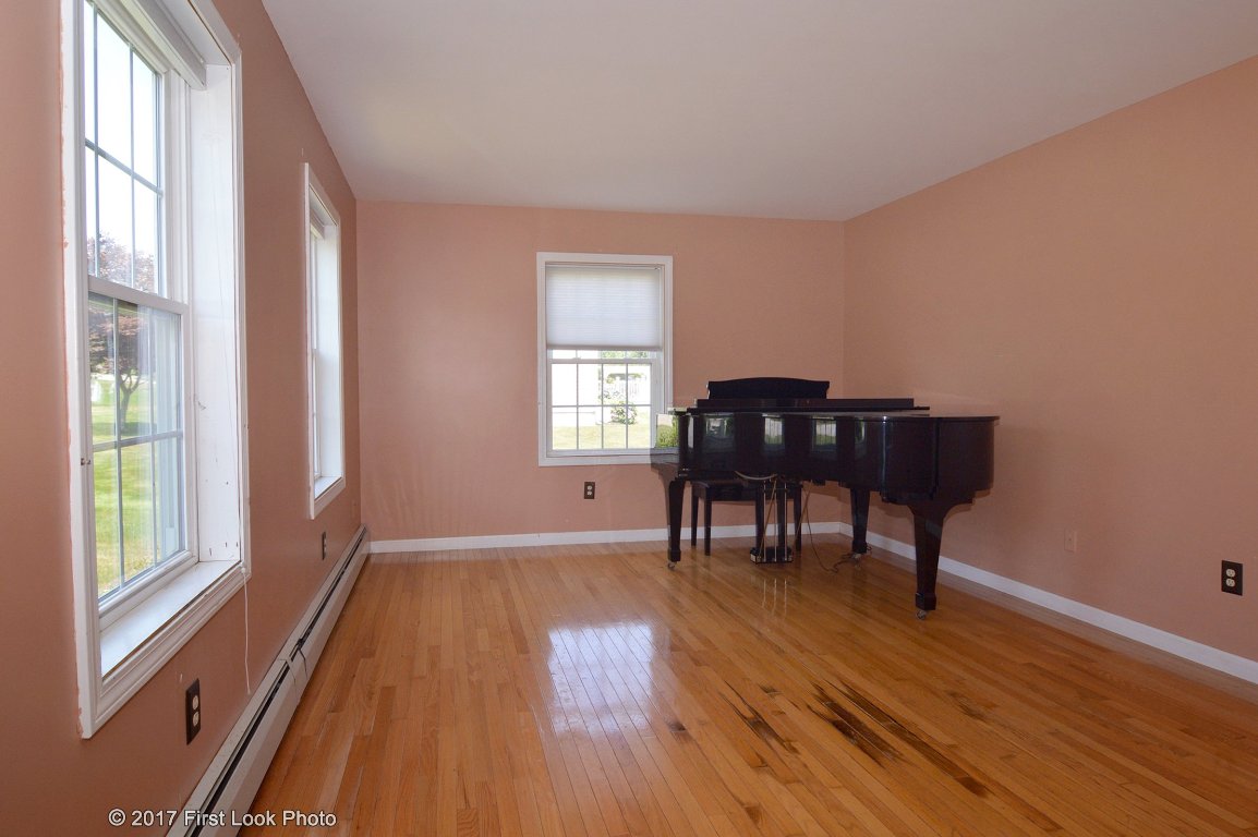 167 Spring Hill Road Portsmouth, RI 02871 - Photo 7 of 32 Gallery Image 7