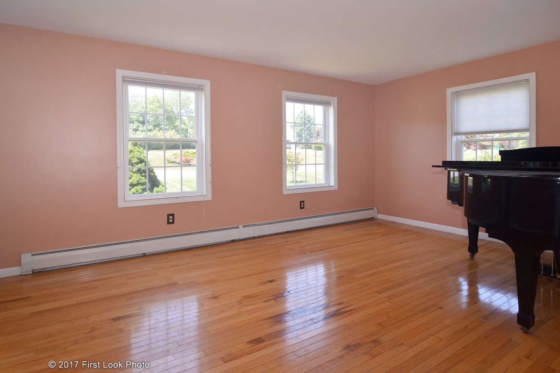 167 Spring Hill Road Portsmouth, RI 02871 - Photo 8 of 32 Gallery Image 8
