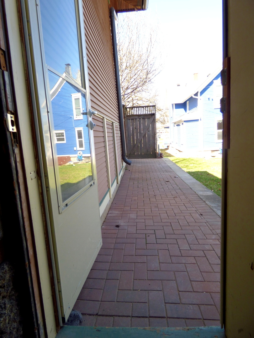 121 Monroe Street Elgin, IL 60123 - Photo 25 of 33