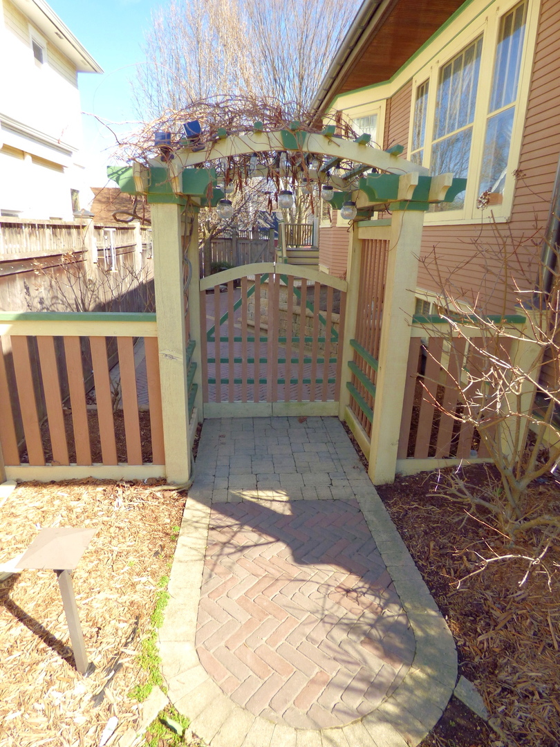 121 Monroe Street Elgin, IL 60123 - Photo 29 of 33