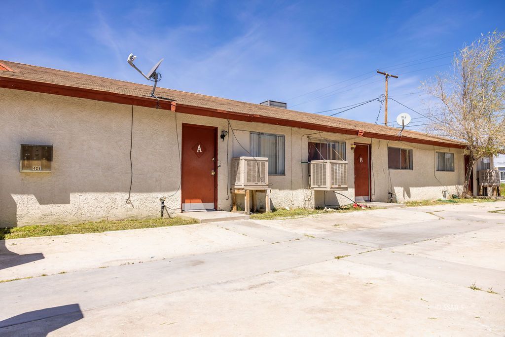 424 West Wilson Avenue Ridgecrest, CA 93555 - Photo 3 of 7 a view of a house with a outdoor space