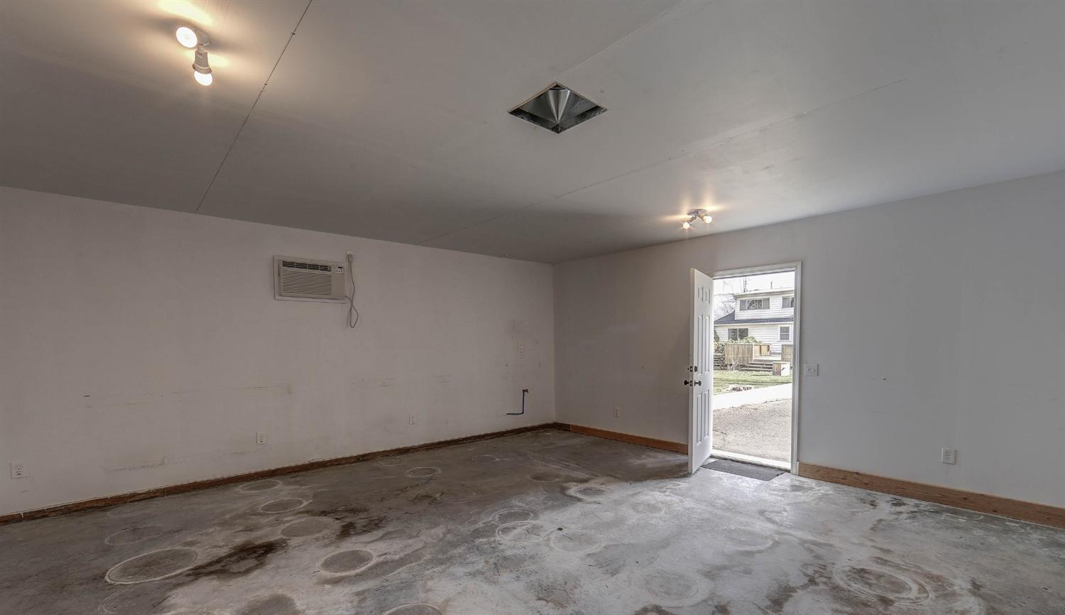 3710 Calhoun Road Medford, OR 97501 - Photo 13 of 18 an empty room with windows