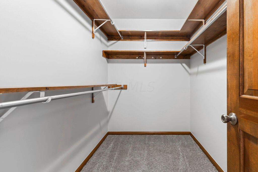 546 Clotts Road Columbus, OH 43230 - Photo 27 of 41 Primary En Suite