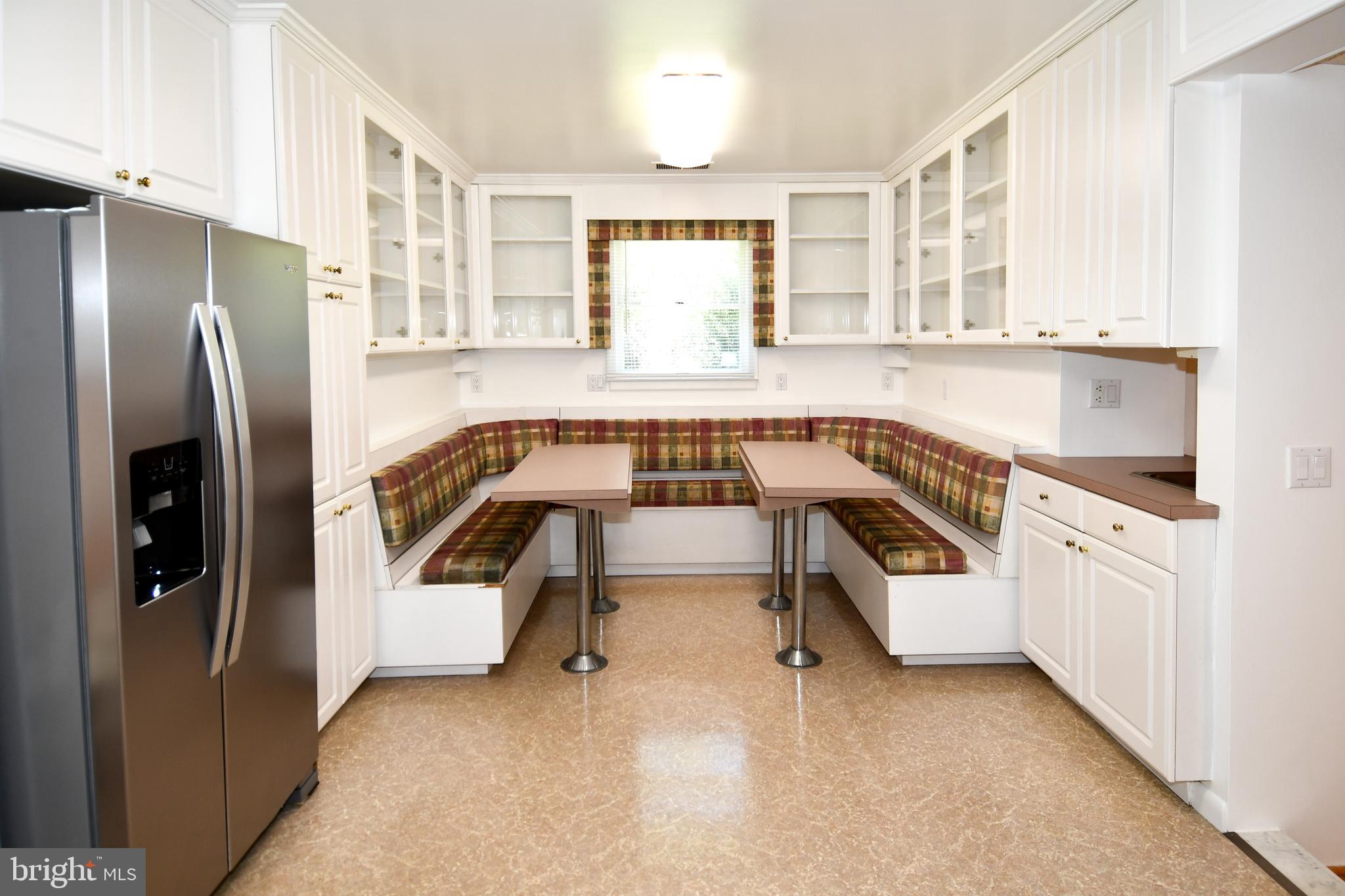 14405 Duckett Road Brandywine, MD 20613 - Photo 16 of 52 BUILT-IN TABLE AND BENCHES