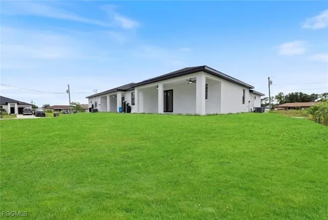a view of a house with a yard