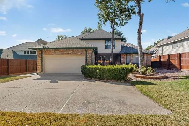 $585,000 | 2115 Royal Dominion Court, Arlington, TX 76006