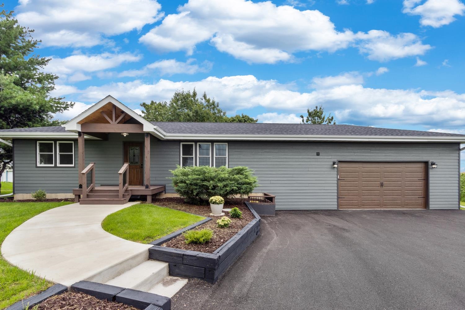 2072 Highway 26 Dixon, IL 61021 - Photo 2 of 30 front view of house with a yard