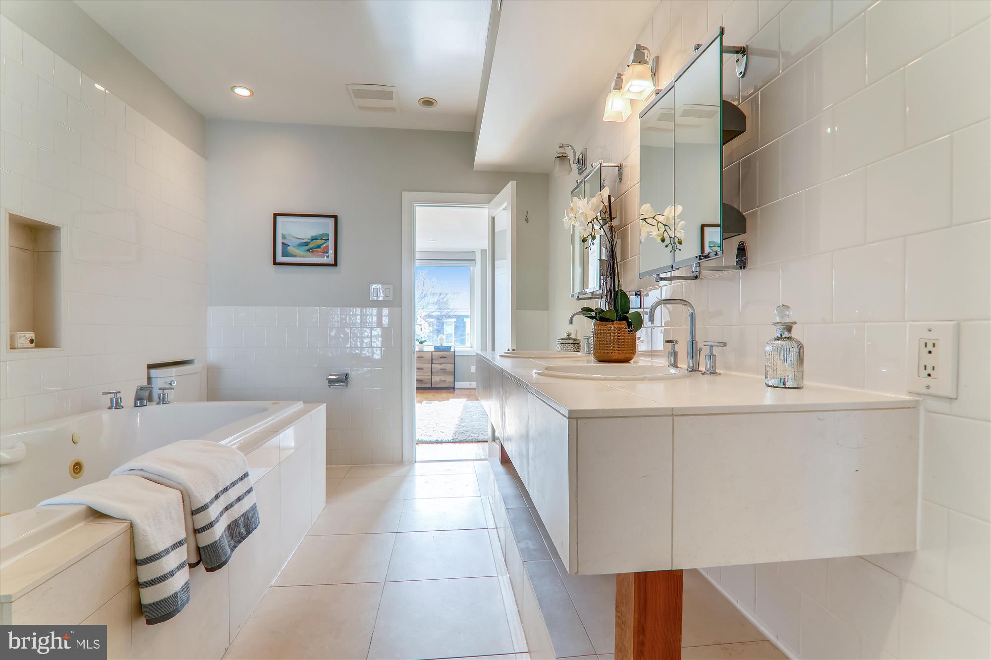 1402 E Street Southeast Washington, DC 20003 - Photo 20 of 40 2nd Floor Full Bathroom