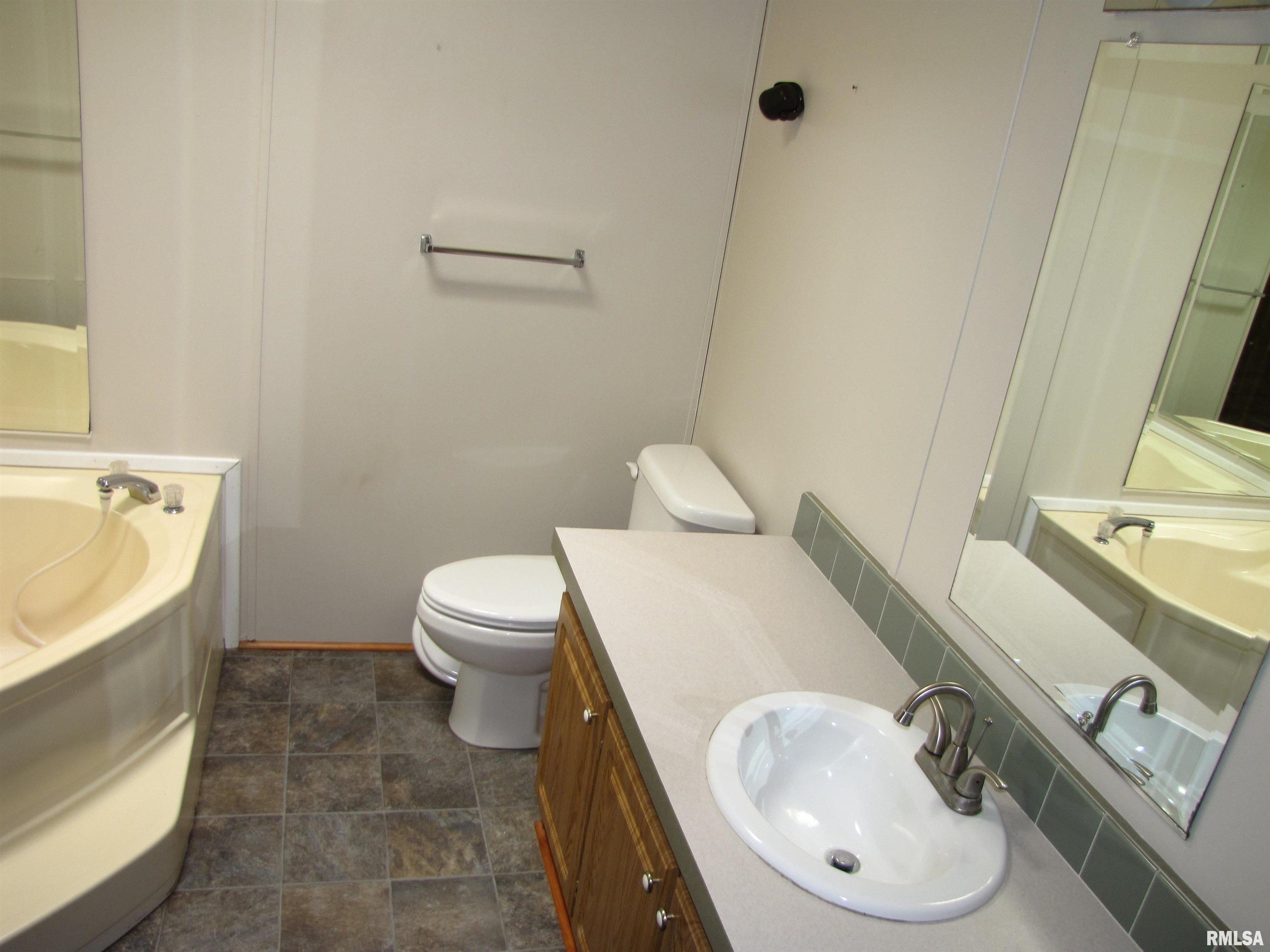 572 Gerrish Road Patoka, IL 62875 - Photo 5 of 30