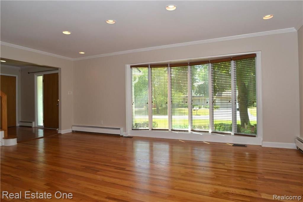 5574 Abington Road West Bloomfield, MI 48322 - Photo 3 of 34