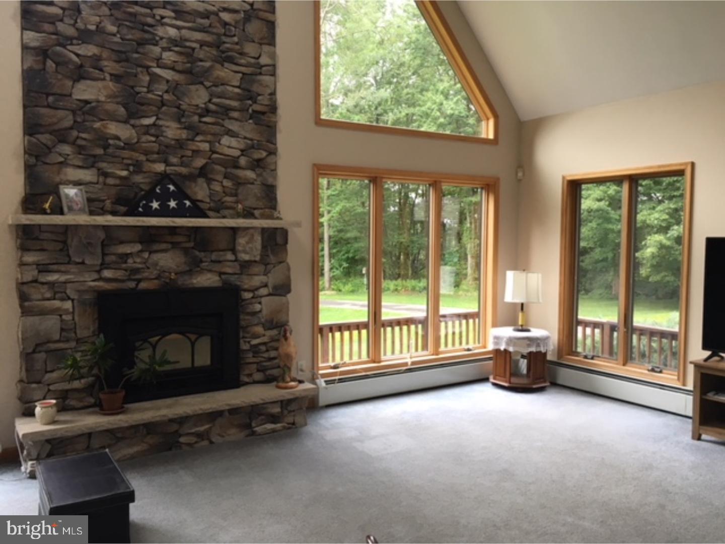 3275 Mountain Road Slatington, PA 18080 - Photo 6 of 11 Living Room