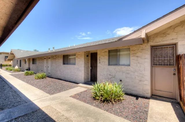 a view of the back yard of the building