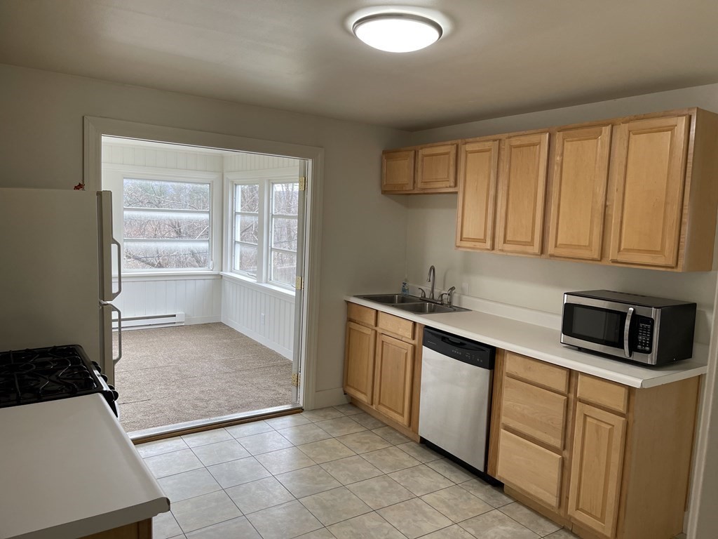 52 Westview Road Worcester, MA 01602 - Photo 7 of 16