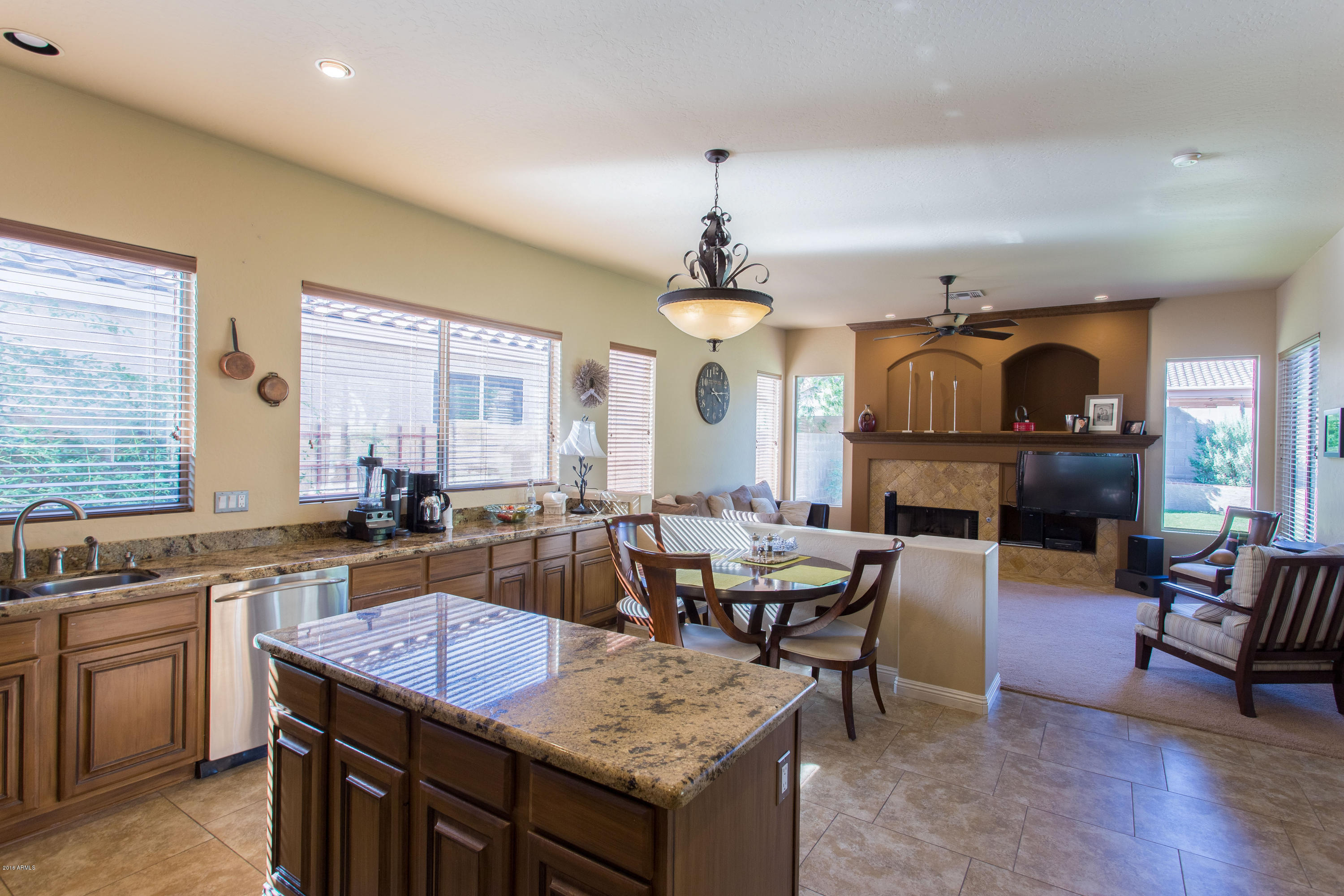 4332 East Swilling Road Phoenix, AZ 85050 - Photo 2 of 22 4332 E Swilling 3