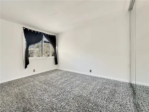 $1,400 | 730 South Royal Crest Circle, Unit 424, Las Vegas, NV 89169